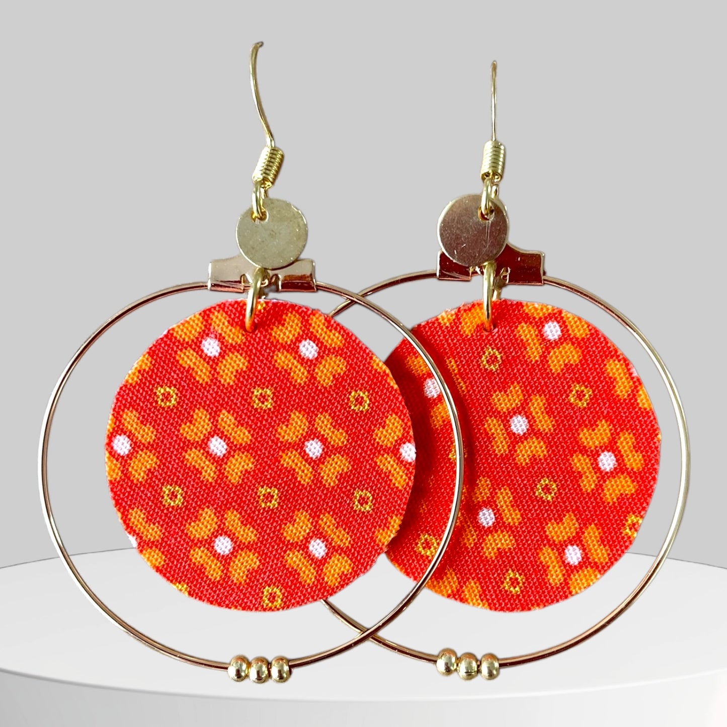 Boucles d’oreilles créoles dorées & tissu – Bijou fait main, léger et élégant