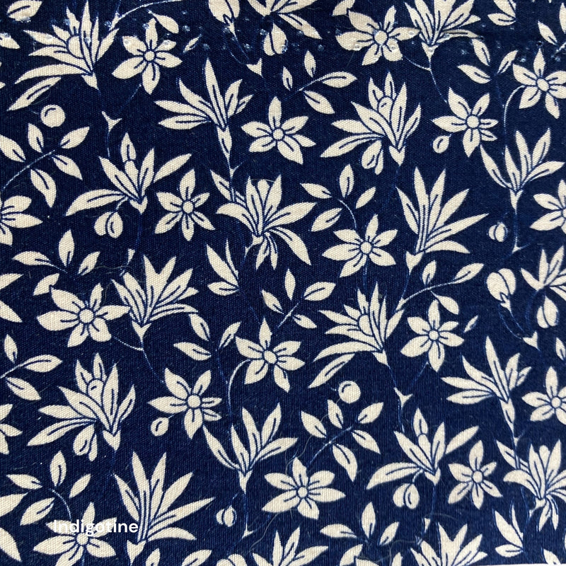 Boucles d'Oreilles Créoles rondes en Tissu bleu à fleurs.