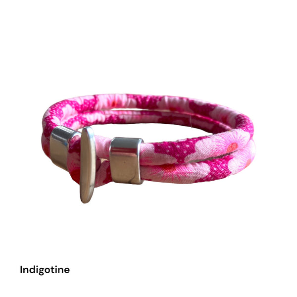 Bracelet en tissu fleuri rose et métal argenté.