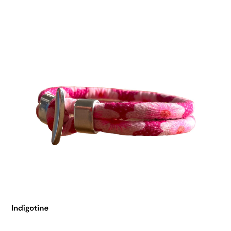 Bracelet en tissu fleuri rose et métal argenté.