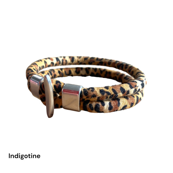 Bracelet en tissu léopard et métal argenté.