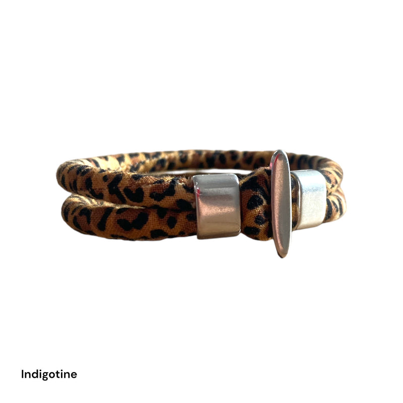 Bracelet en tissu léopard et métal argenté.