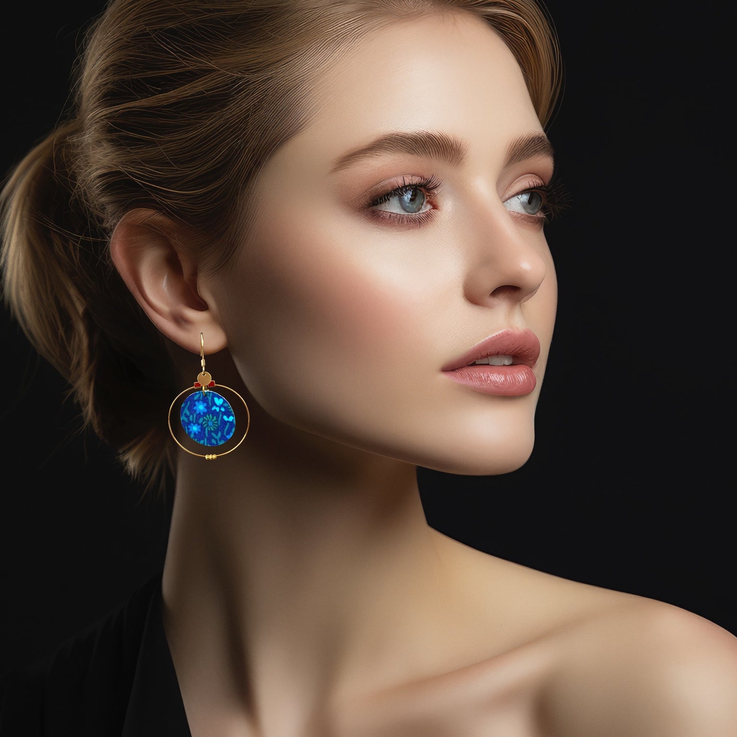 Boucles d’oreilles créoles dorées & tissu – Bijou fait main, léger et élégant