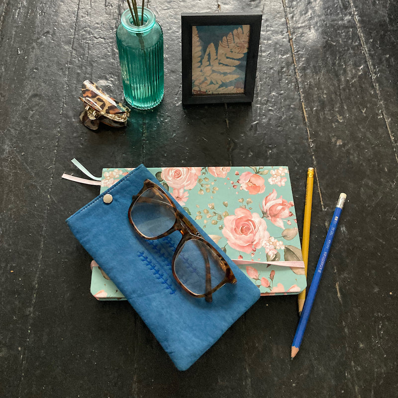 Etui à lunettes, téléphone, teinture à l'indigo.