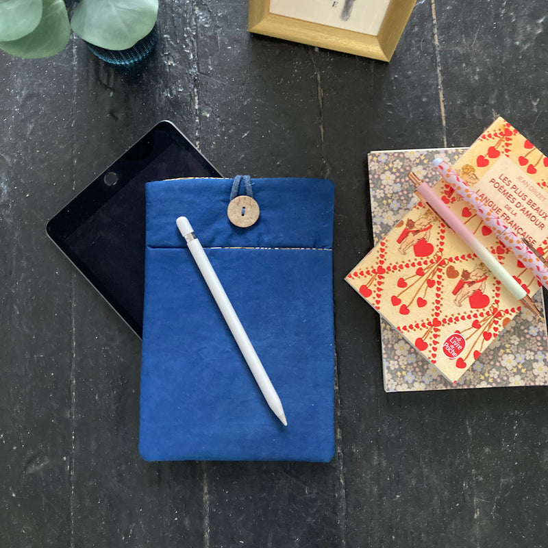 Etui à tablette, livre, teinture à l'indigo.