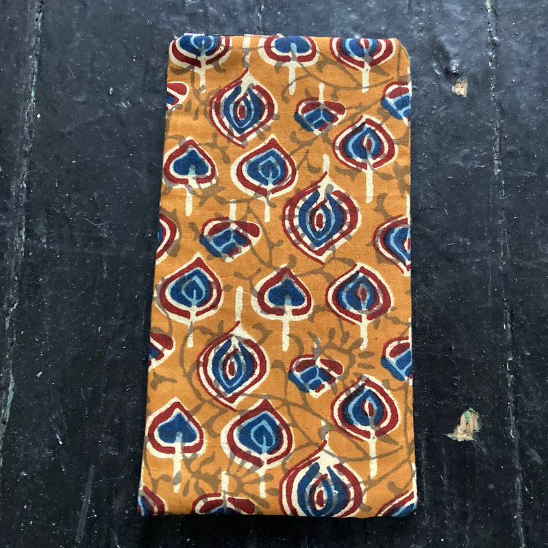 Etui à lunettes, téléphone.