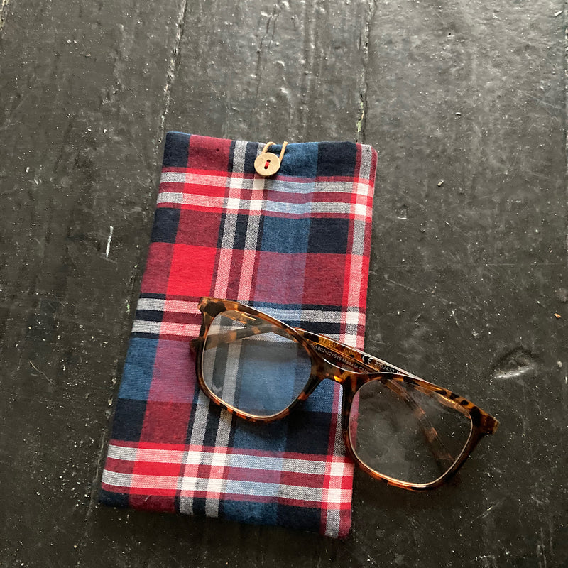 Etui à lunettes, téléphone.