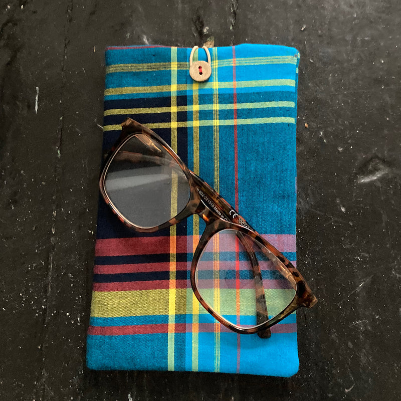 Etui à lunettes, téléphone.