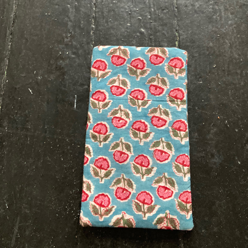 Etui à lunettes, téléphone.