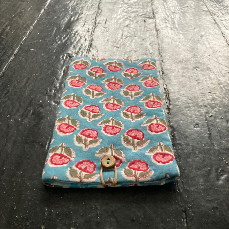 Etui à lunettes, téléphone.