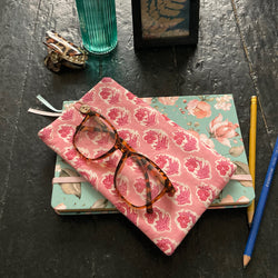 Etui à lunettes, téléphone.