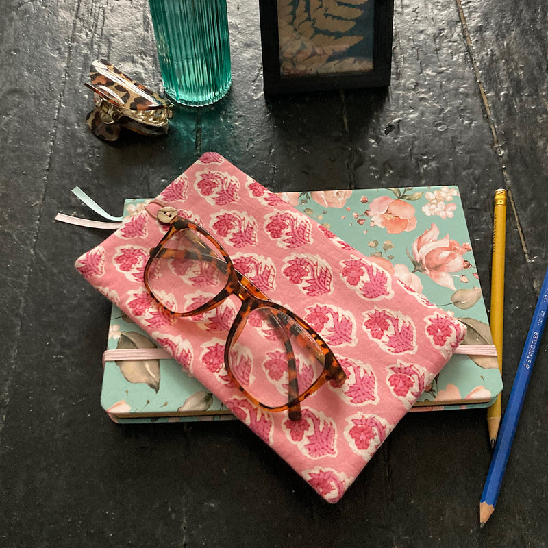 Etui à lunettes, téléphone.