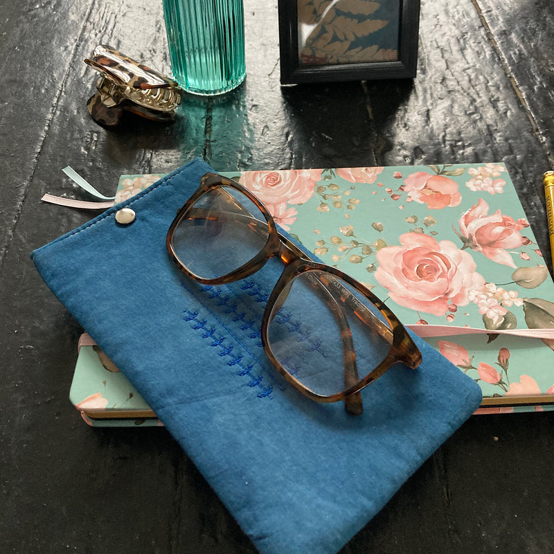 Etui à lunettes, téléphone, teinture à l'indigo.