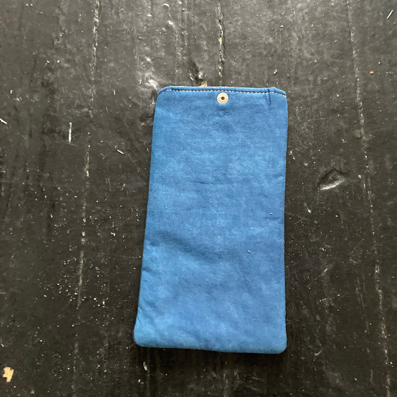 Etui à lunettes, téléphone, teinture à l'indigo.