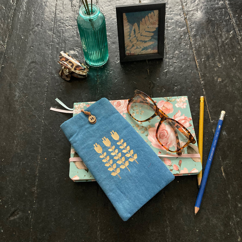 Etui à lunettes, téléphone, teinture à l'indigo.