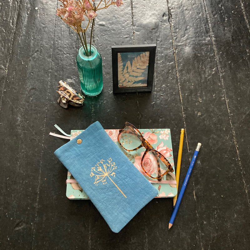 Etui à lunettes, téléphone, teinture à l'indigo.