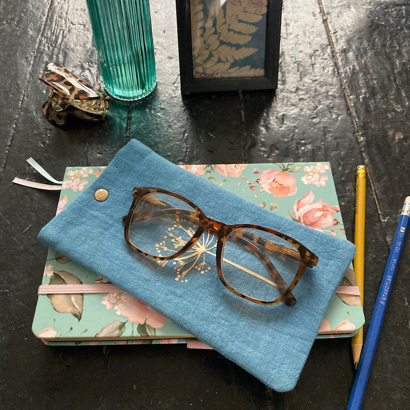 Etui à lunettes, téléphone, teinture à l'indigo.