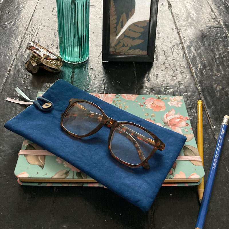 Etui à lunettes, téléphone, teinture à l'indigo.