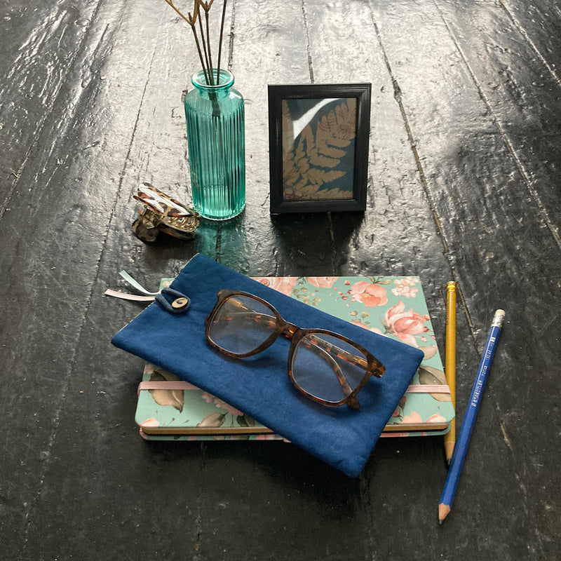 Etui à lunettes, téléphone, teinture à l'indigo.