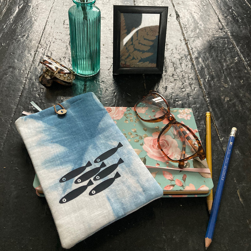 Etui à lunettes, téléphone, teinture à l'indigo.