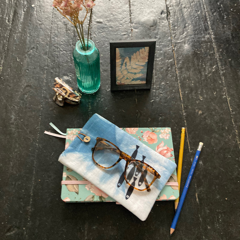 Etui à lunettes, téléphone, teinture à l'indigo.