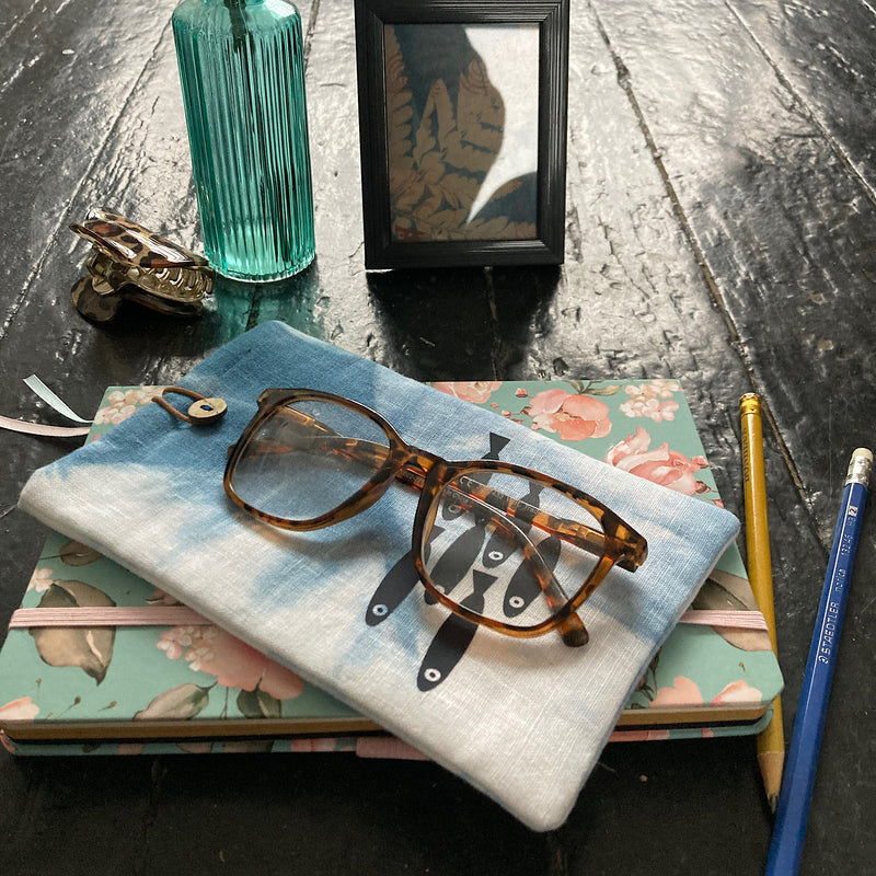 Etui à lunettes, téléphone, teinture à l'indigo.