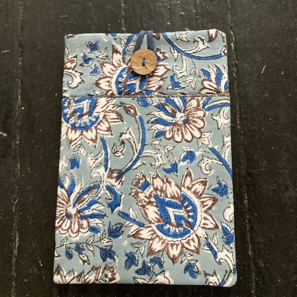 Etui à tablette, livre.