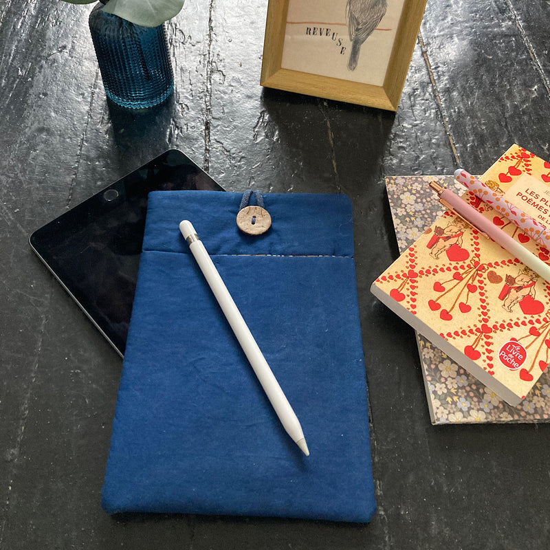 Etui à tablette, livre, teinture à l'indigo.