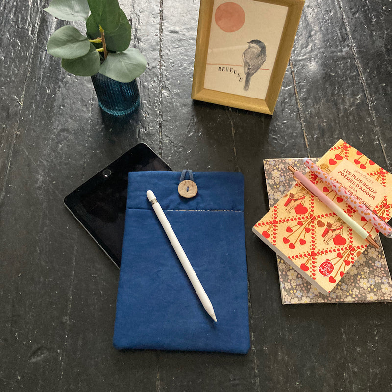 Etui à tablette, livre, teinture à l'indigo.