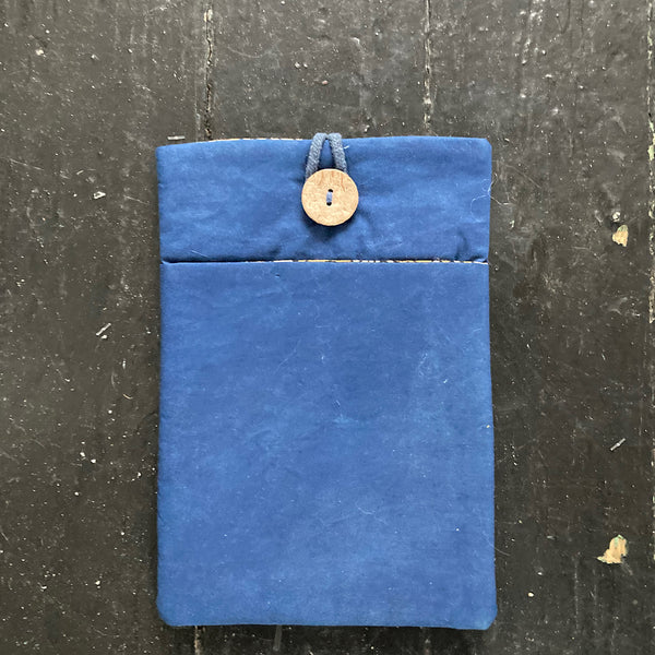 Etui à tablette, livre, teinture à l'indigo.