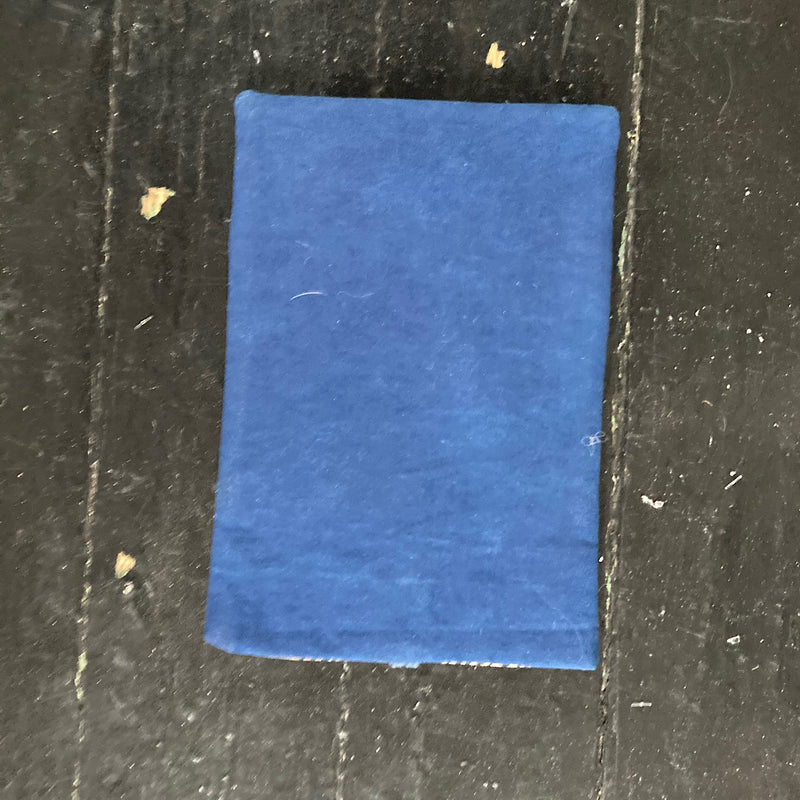 Etui à tablette, livre, teinture à l'indigo.