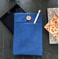 Etui à tablette, livre, teinture à l'indigo.