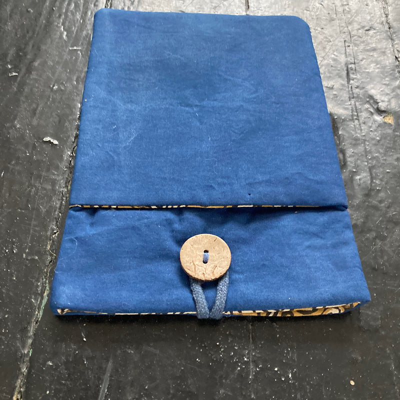 Etui à tablette, livre, teinture à l'indigo.