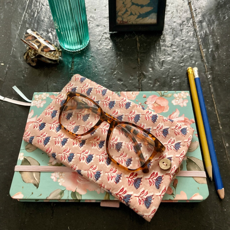 Etui à lunettes, téléphone.