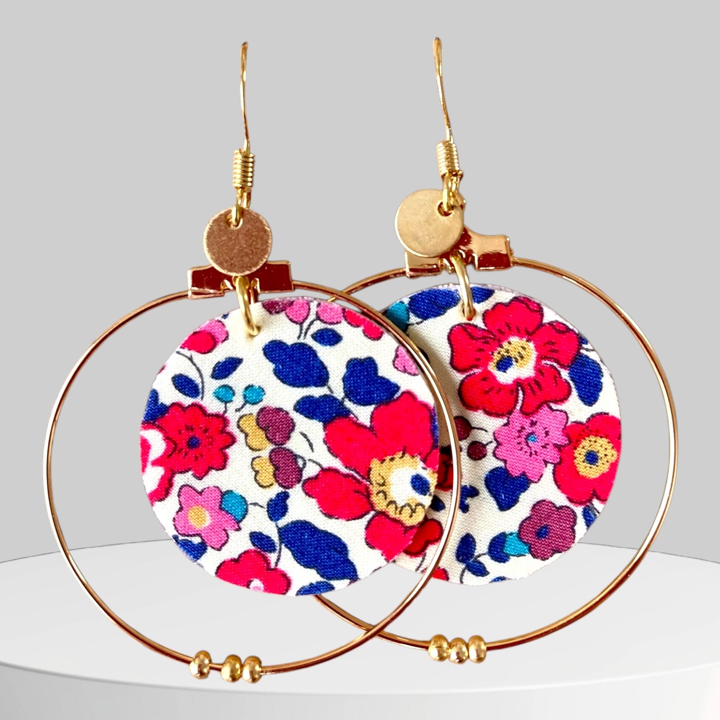 Boucles d’oreilles créoles dorées & tissu – Bijou fait main, léger et élégant
