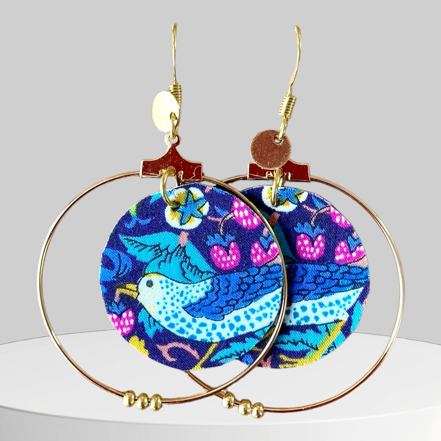 Boucles d’oreilles créoles dorées & tissu – Bijou fait main, léger et élégant