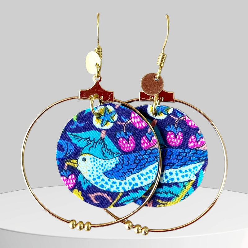 Boucles d’oreilles créoles dorées & tissu – Bijou fait main, léger et élégant