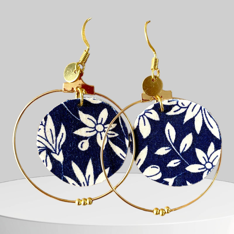 Boucles d’oreilles créoles dorées & tissu – Bijou fait main, léger et élégant