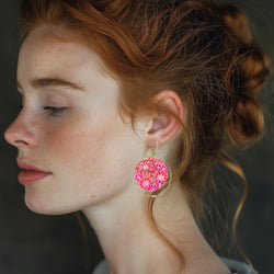 Boucles d’oreilles créoles dorées & tissu – Bijou fait main, léger et élégant