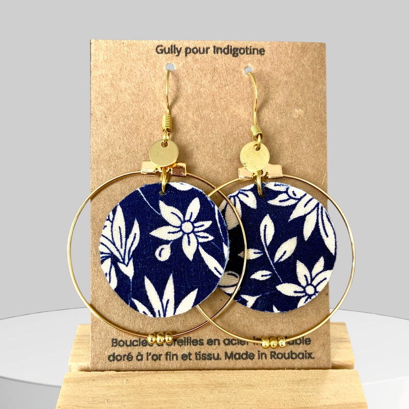 Boucles d’oreilles créoles dorées & tissu – Bijou fait main, léger et élégant