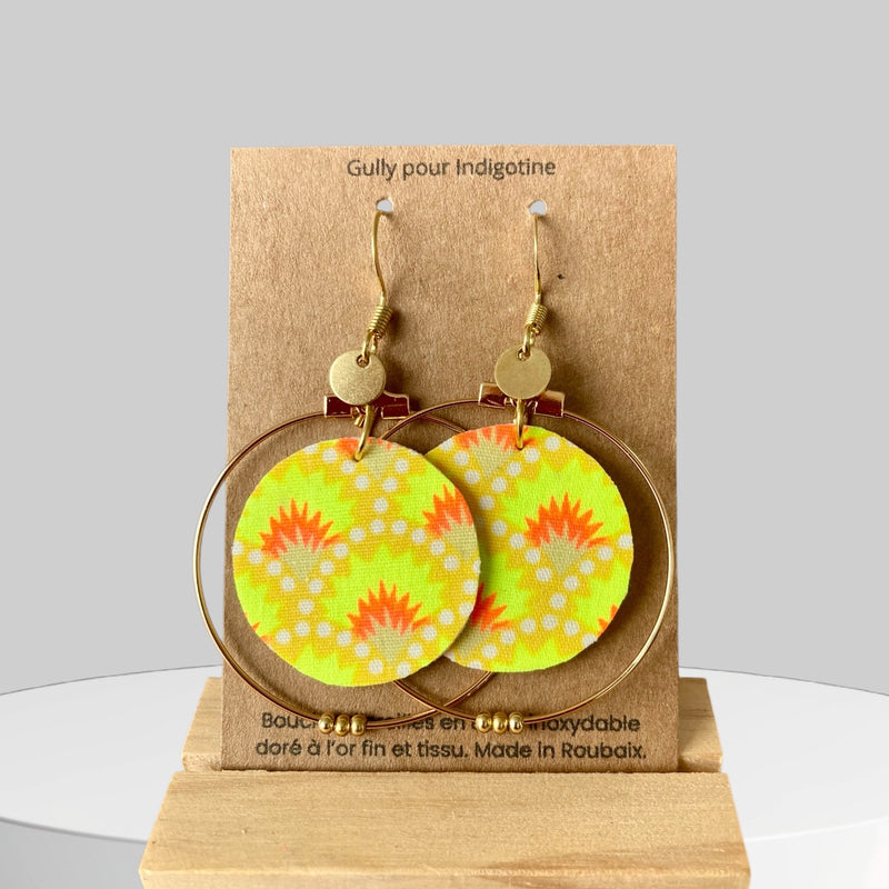Boucles d’oreilles créoles dorées & tissu – Bijou fait main, léger et élégant