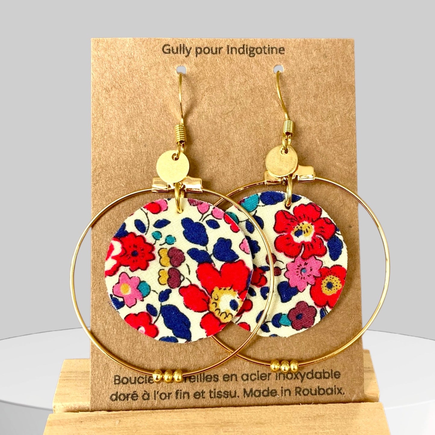 Boucles d’oreilles créoles dorées & tissu – Bijou fait main, léger et élégant