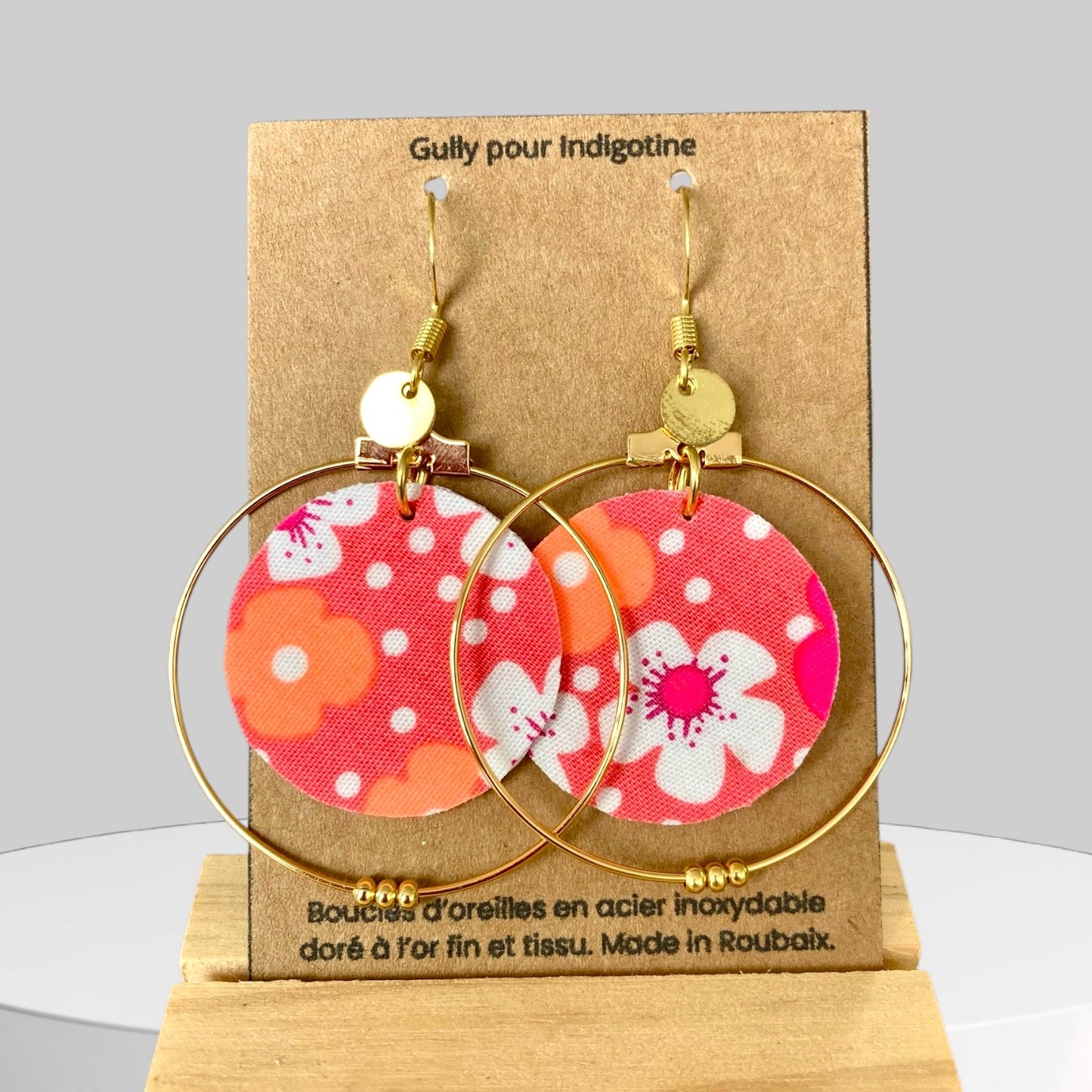 Boucles d’oreilles créoles dorées & tissu – Bijou fait main, léger et élégant