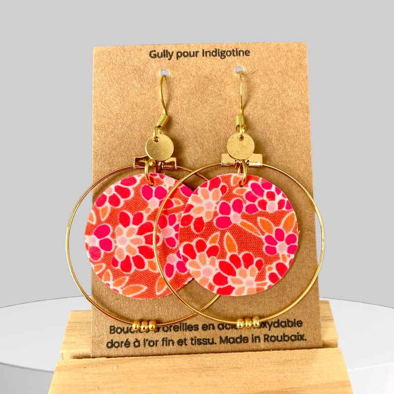 Boucles d’oreilles créoles dorées & tissu – Bijou fait main, léger et élégant
