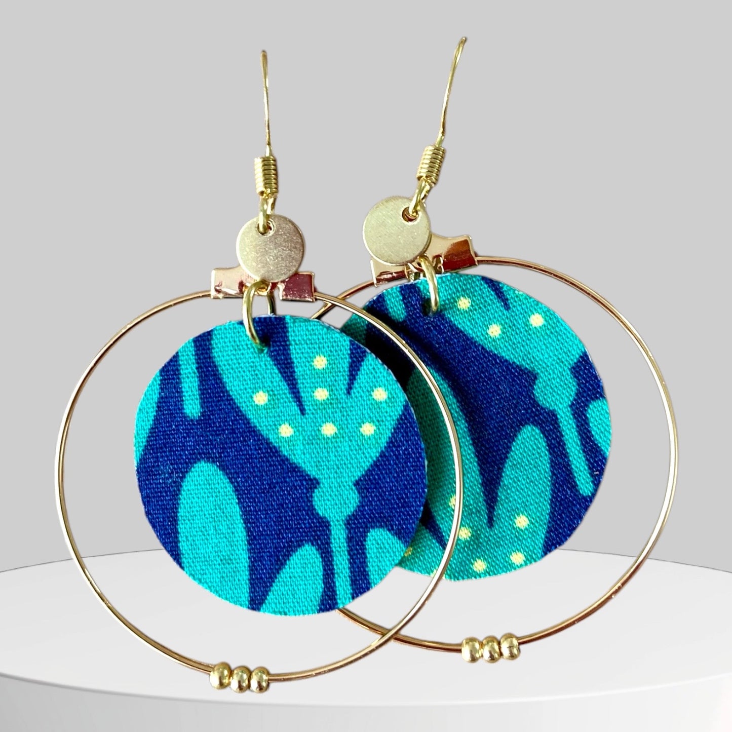 Boucles d’oreilles créoles dorées & tissu – Bijou fait main, léger et élégant