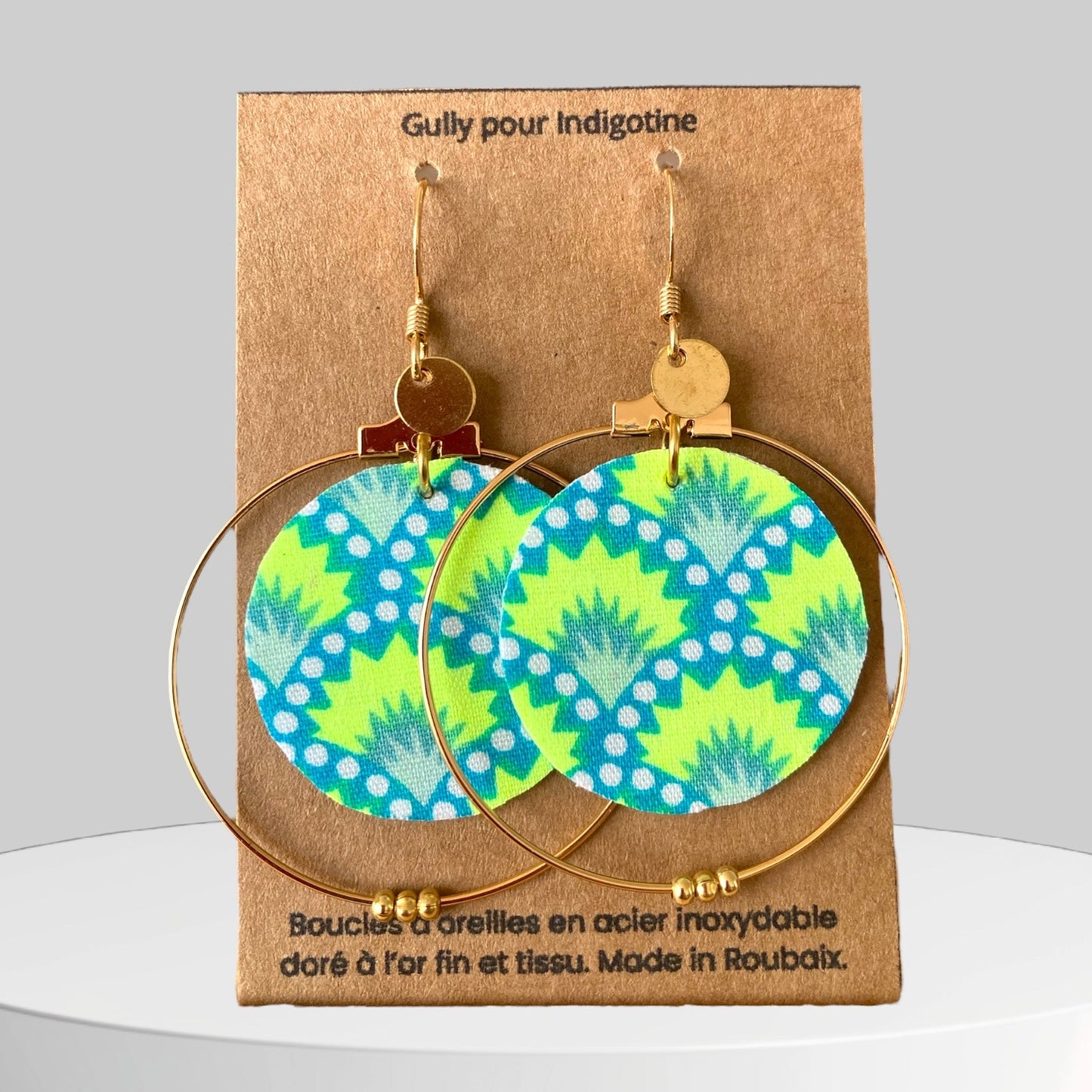 Boucles d’oreilles créoles dorées & tissu – Bijou fait main, léger et élégant