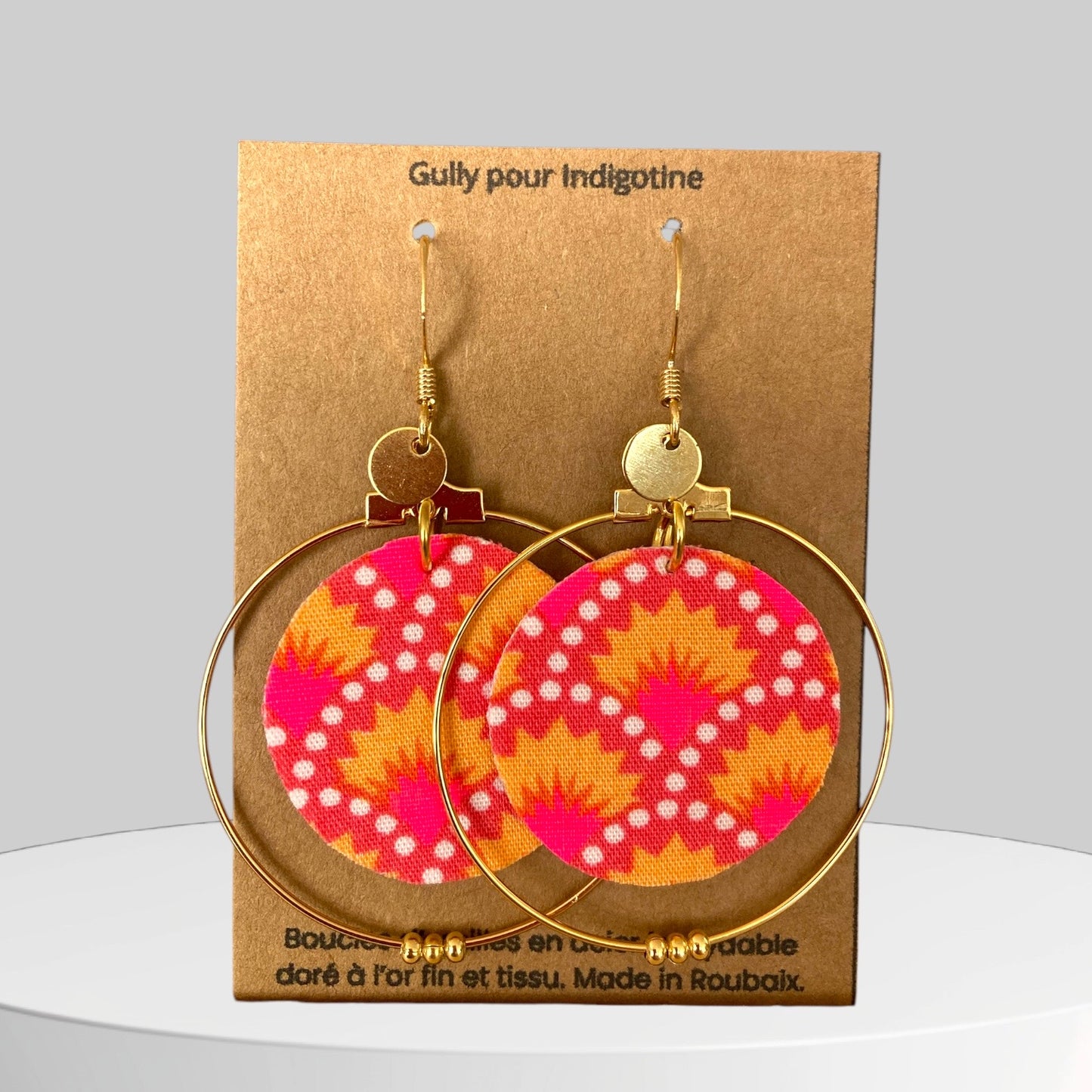 Boucles d’oreilles créoles dorées & tissu – Bijou fait main, léger et élégant