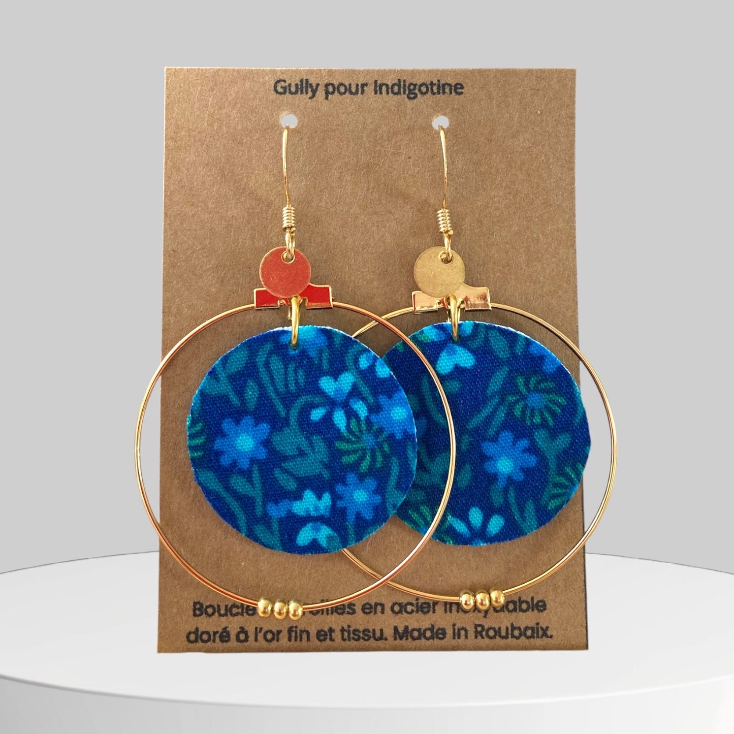 Boucles d’oreilles créoles dorées & tissu – Bijou fait main, léger et élégant