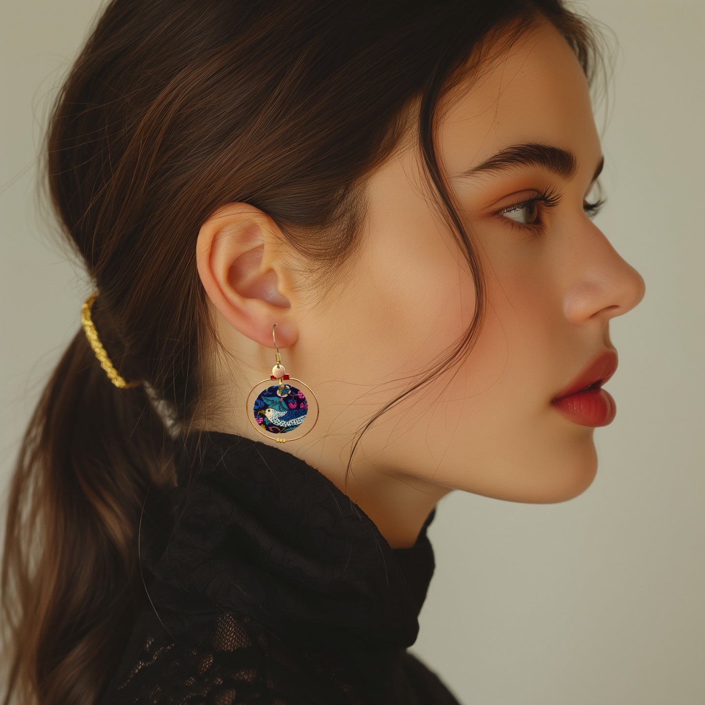 Boucles d’oreilles créoles dorées & tissu – Bijou fait main, léger et élégant