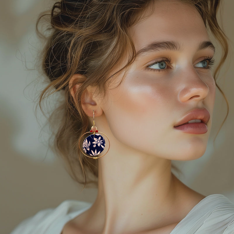 Boucles d’oreilles créoles dorées & tissu – Bijou fait main, léger et élégant